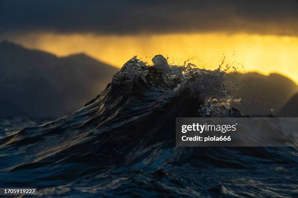 vue sur une mer agitée, avec des vagues et des îles lofoten en arrière-plan - nordland county photos et images de collection