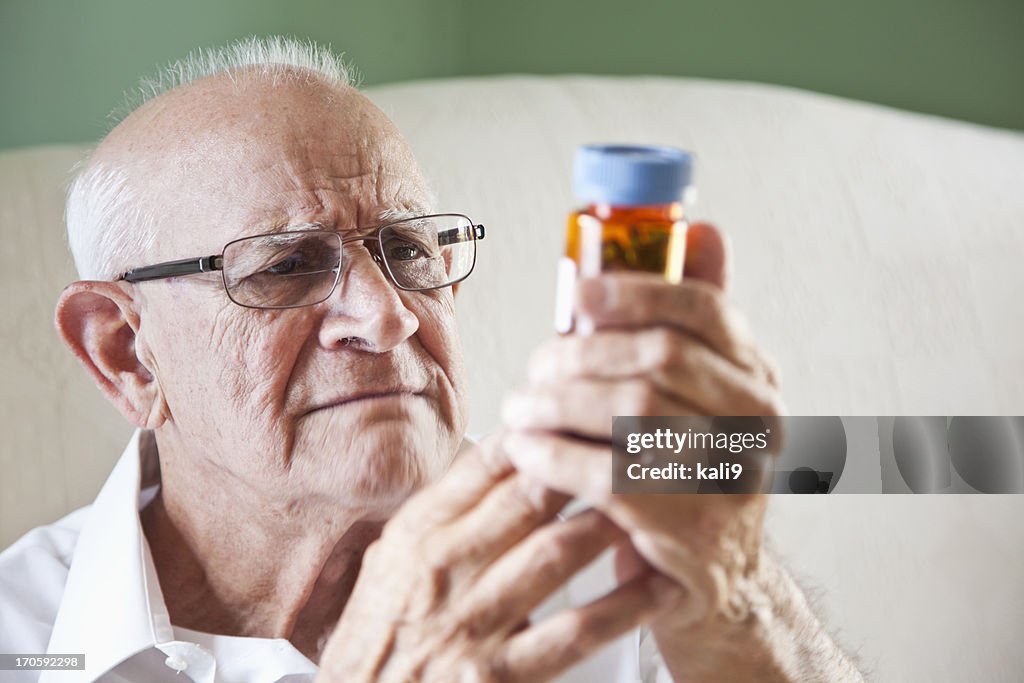 Vieillard lisant médecine bouteille