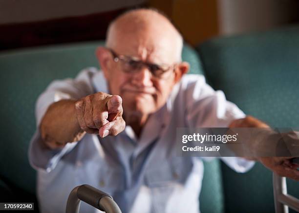 senior man pointing - woede stockfoto's en -beelden