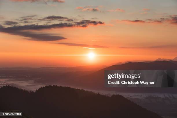 sonnenuntergang in den bergen - solnedgång bildbanksfoton och bilder