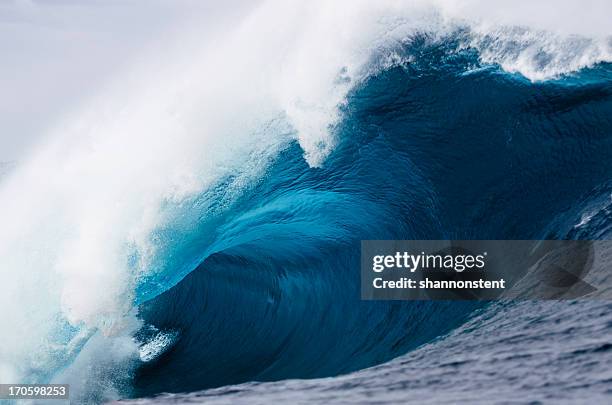 fuerzas de la naturaleza - tsunami fotografías e imágenes de stock