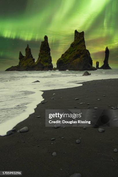 beautiful landscape of a black pebbles beach - south central iceland stockfoto's en -beelden