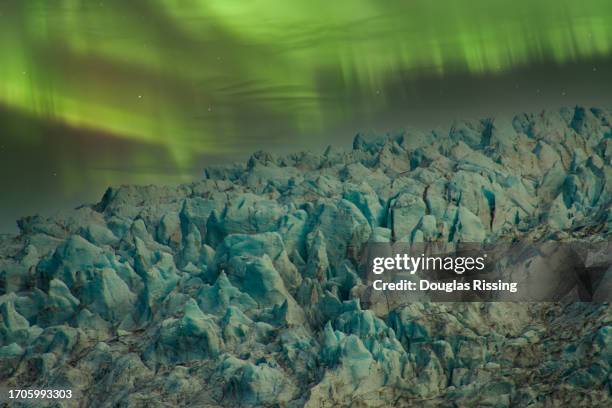 aurora boreal sobre el glaciar - skaftafell fotografías e imágenes de stock