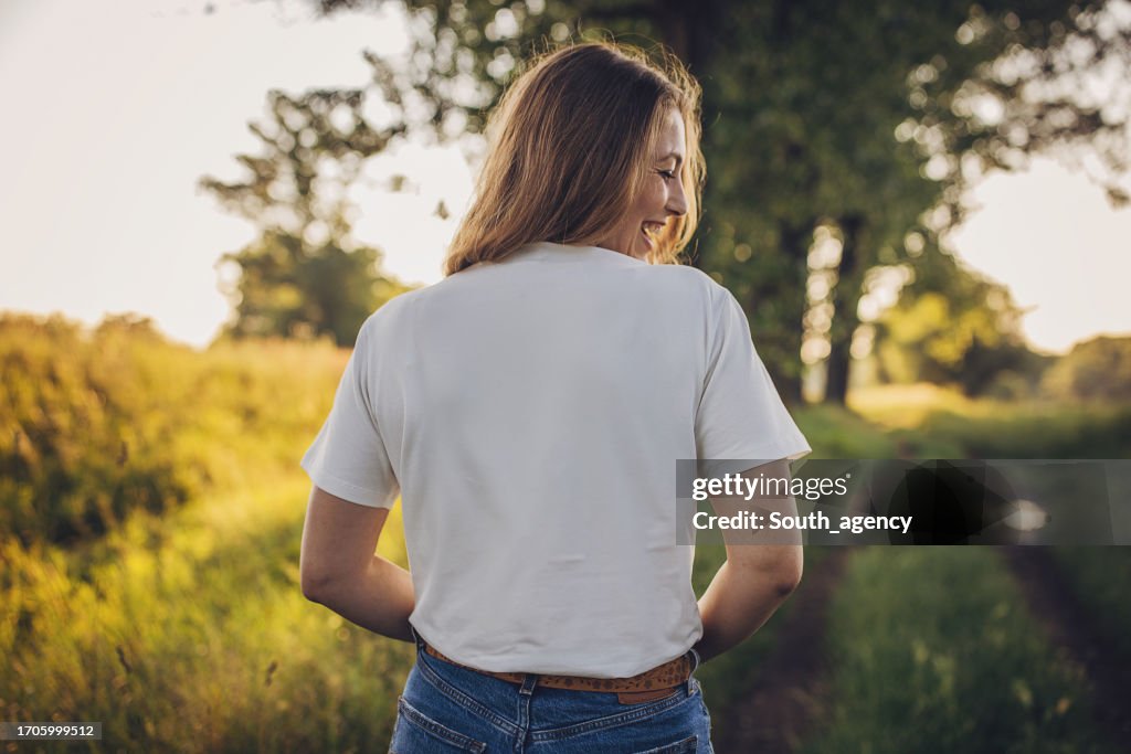 Charmante Frau in der Natur