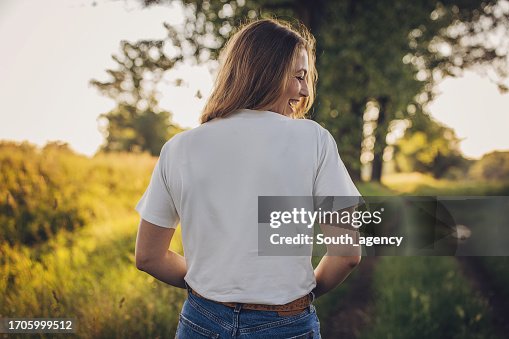 Charmante Frau in der Natur Charmante Frau in der Natur