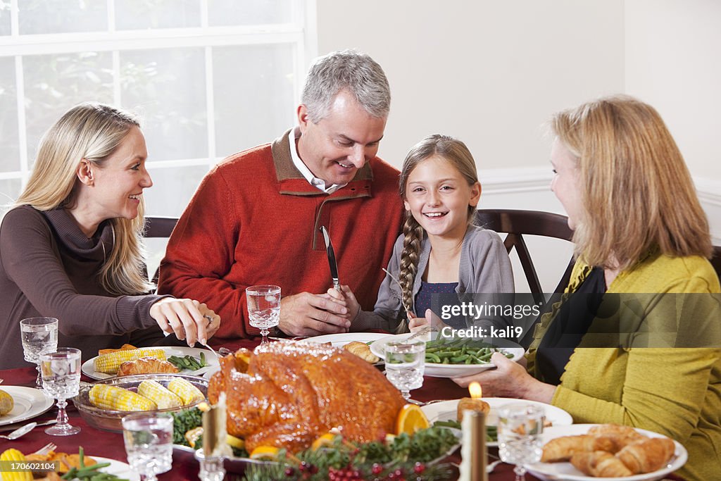 Multi-generazione famiglia godendo Cena in vacanza