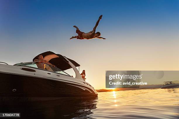 estate saltare in barca al tramonto - boat in lake foto e immagini stock