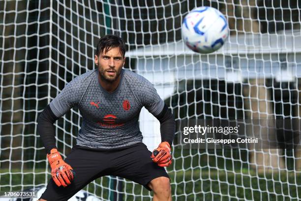 Marco Sportiello of AC Milan in action during an AC Milan training session at Milanello on September 28, 2023 in Cairate, Italy.