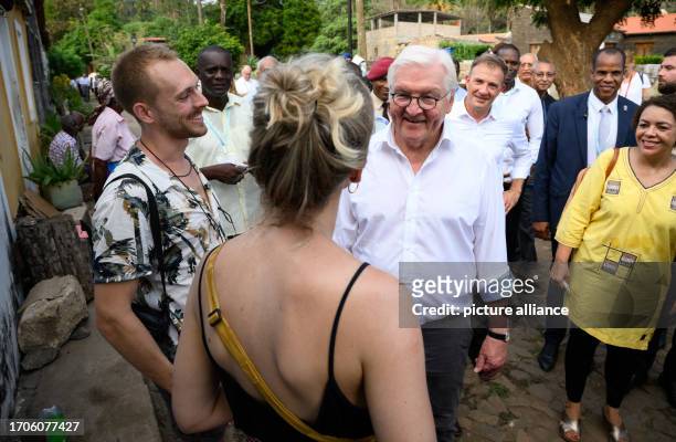 October 2023, Cape Verde, Cidade Velha: German President Frank-Walter Steinmeier talks to a young tourist couple from Frankfurt/Main during a tour of...