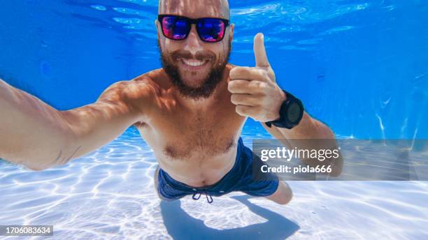 selfie avec téléphone portable sous l’eau: adieu à l’été - smartphone thumb up down photos et images de collection
