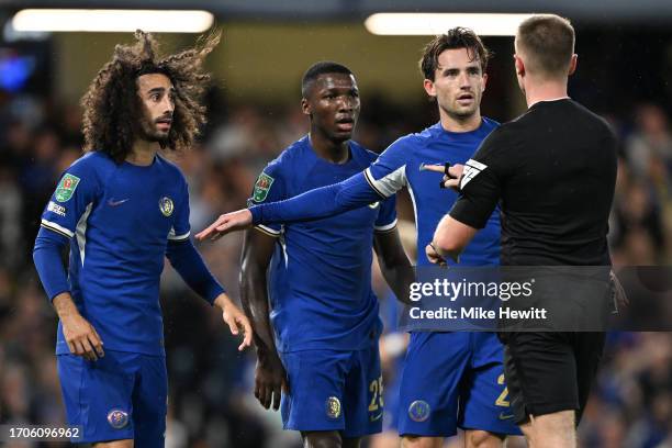 Marc Cucurella, Moises Caicedo and Ben Chilwell of Chelsea surround the referee during the Carabao Cup Third Round match between Chelsea and Brighton...