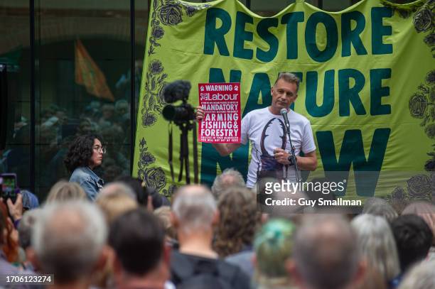 Presenter Chris Packham addresses hundreds of people from a range of NGOs and campaign groups protesting outside DEFRA - Department for Environment...