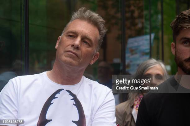 Presenter Chris Packham addresses hundreds of people from a range of NGOs and campaign groups protesting outside DEFRA - Department for Environment...
