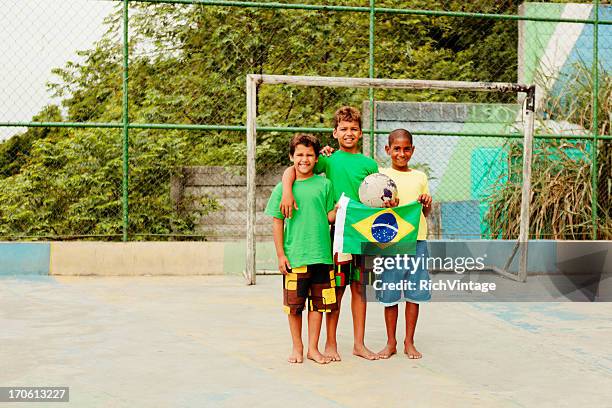 amigos de brasil - brazilian playing football fotografías e imágenes de stock