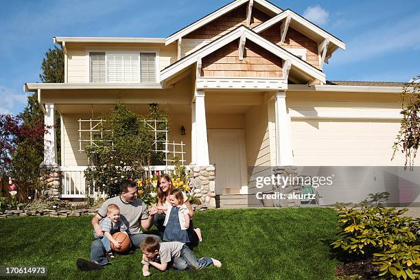 familia en su casa jugando bolas - family in front of home fotografías e imágenes de stock