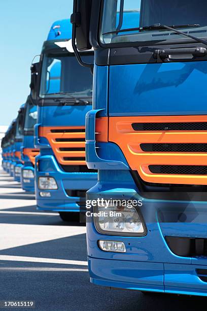 row of semi trucks - semi truck fleet stock pictures, royalty-free photos & images