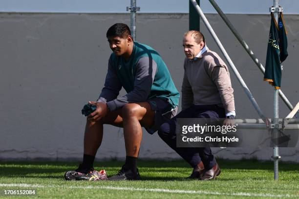 Rugby Australia CEO Phil Waugh talks with Will Skelton during a Wallabies training session ahead of their Rugby World Cup France 2023 match, at Stade...