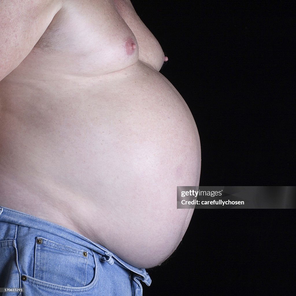 Grande homem Barriga de Cerveja isolado em preto