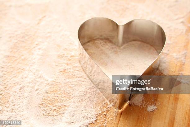 corazón de corte - pastry cutter fotografías e imágenes de stock