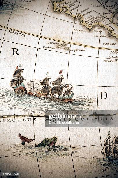 ilustraciones, imágenes clip art, dibujos animados e iconos de stock de circulus aequinoctalis, histórico mapa que muestra el ecuador y barcos de vela - vintage world map background
