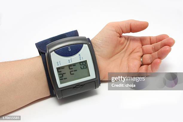 blood pressure monitor on a wrist - menselijke slagader stockfoto's en -beelden
