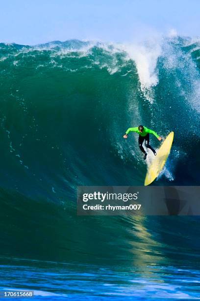big wave wipeout-sportunfall - big wave surfing stock-fotos und bilder