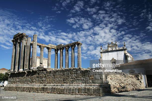 roman temple in &#201;vora - alentejo stockfoto's en -beelden