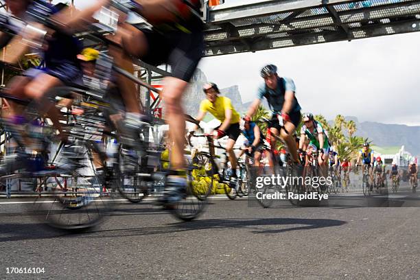 ciclo de carreras - pelotón fotografías e imágenes de stock