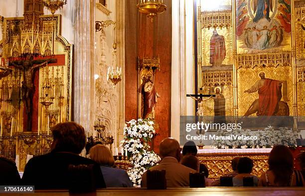 los jeronimos: waiting for the priest - religious mass 個照片及圖片檔