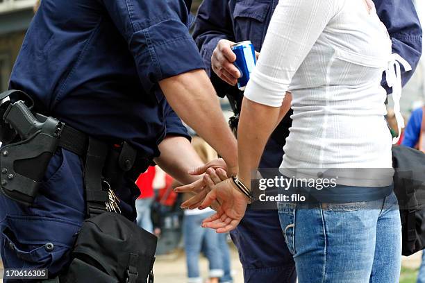 consommation d'alcool avant l'âge légal - handcuffs photos et images de collection