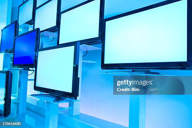 lcd-fernseher in einer reihe an der wand - liquid crystal display stock-fotos und bilder