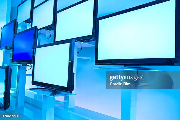 televisor lcd en una fila en pared - pantalla plasma fotografías e imágenes de stock