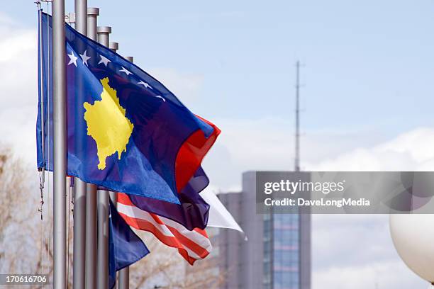 flag of kosovo - pristina stockfoto's en -beelden