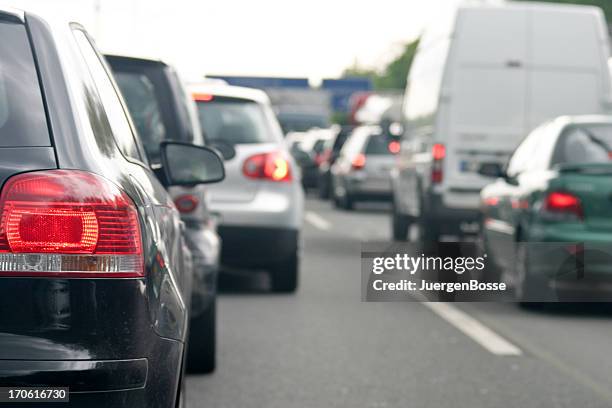 hora pico en la autopista - embotellamiento fotografías e imágenes de stock