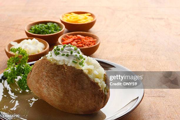 baked potato - gepofte-aardappel stockfoto's en -beelden