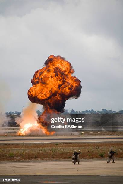 juego de guerra - bomba fotografías e imágenes de stock