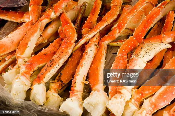 gambe del granchio con letto king size - alaskan king crab foto e immagini stock