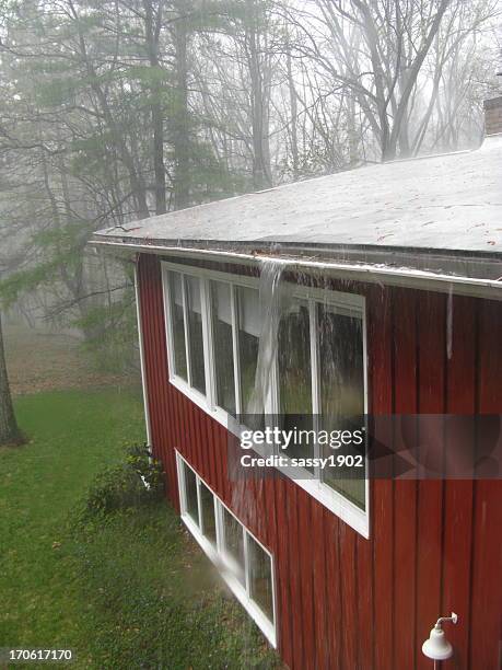 obstruída sarjeta downspout tempestade de chuva casa - rain gutter imagens e fotografias de stock