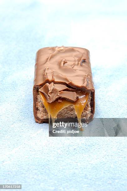 caramel gouttes de bonbon au chocolat bar - caramel liquide photos et images de collection
