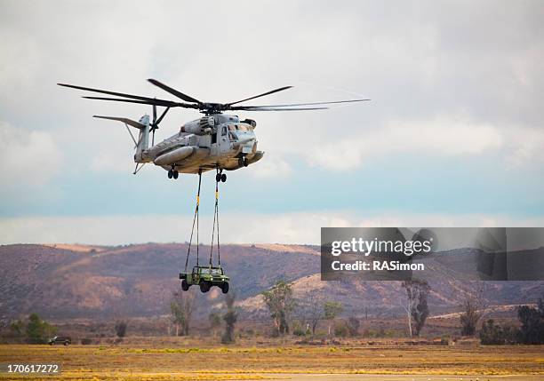 offrendo risorse per il campo di battaglia - elicottero militare foto e immagini stock