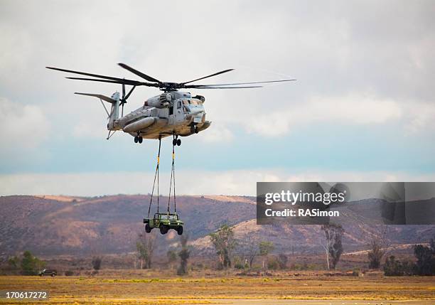 bringing assets to the battlefield - 軍用陸上交通工具 個照片及圖片檔