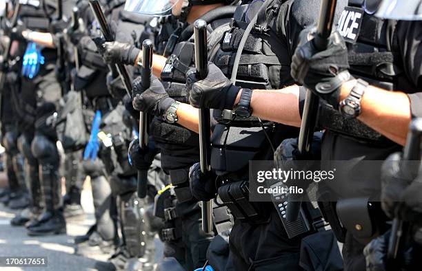 polizei-linie - riot stock-fotos und bilder