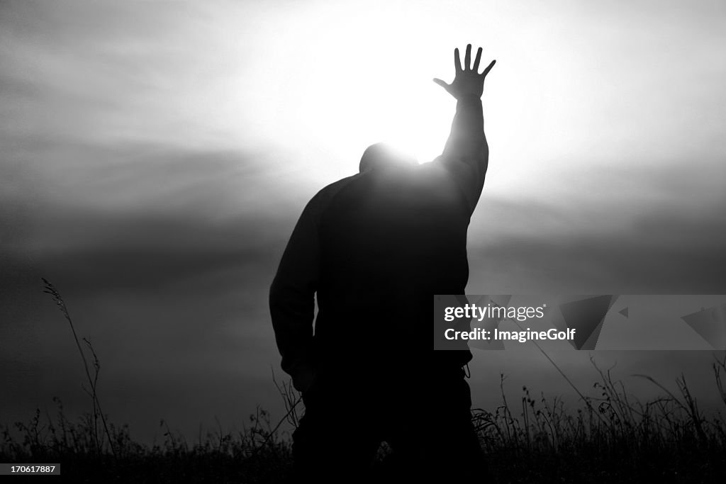 Main de Dieu de culte ciel avec soleil