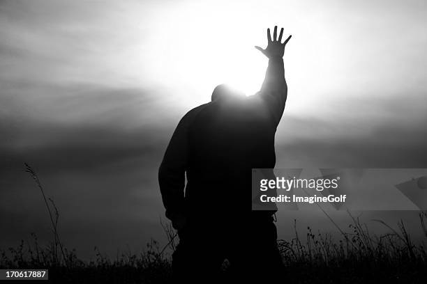 天国への道を片手に太陽神ワーシップ - 祈る 手 ストックフォトと画像