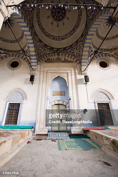 moschea di ingresso - pristina foto e immagini stock