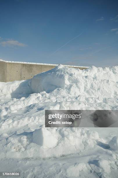 große schnee haufen - schneehaufen stock-fotos und bilder