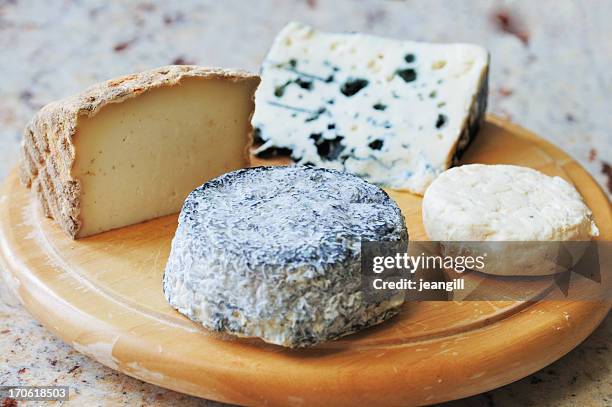 sélection de fromages français de chèvre et de brebis - cheese board photos et images de collection