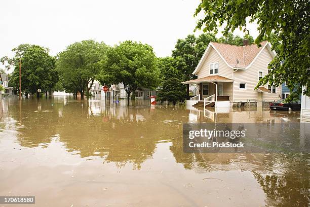 inundaciones en la región central de los estados unidos - inundación fotografías e imágenes de stock