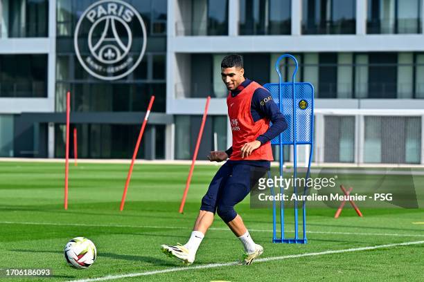 Achraf Hakimi passes the ball during a Paris Saint-Germain training session at Campus PSG on September 28, 2023 in Paris, France.