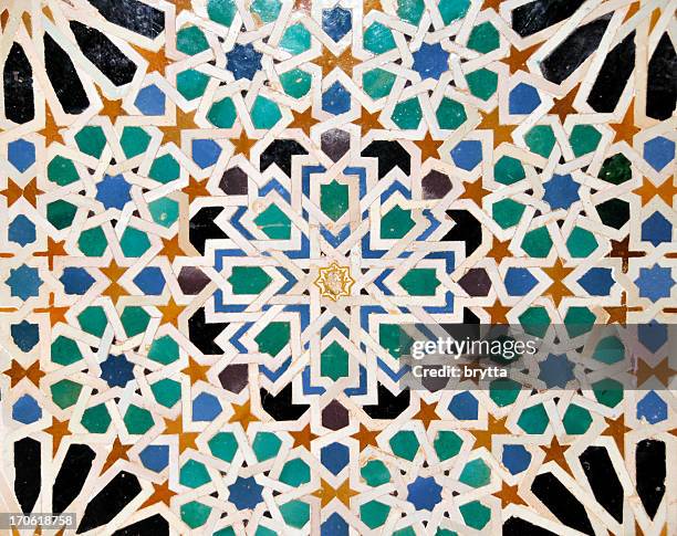 detail von mosaiken in nasridenpalast der alhambra, sevilla, spanien - alhambra mosaic stock-fotos und bilder